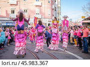Carnival parade in streets of Lisbon by artistic collective Clandestine Colombina (2024 год). Редакционное фото, фотограф Дмитрий Рухленко / Фотобанк Лори