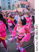 Carnival parade in streets of Lisbon by artistic collective Clandestine Colombina (2024 год). Редакционное фото, фотограф Дмитрий Рухленко / Фотобанк Лори
