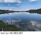 Озеро с отражением неба и облаков. Стоковое фото, фотограф Елена Забелина / Фотобанк Лори