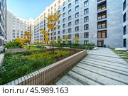Внутренний двор современного жилого комплекса. Стоковое фото, фотограф Ремизова Алла Сергеевна / Фотобанк Лори