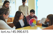 Students in physics class spin Newton's multicolored disk. Стоковое фото, фотограф Mikhail Davidovich / Фотобанк Лори