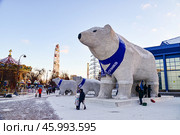 Город Тюмень. Фигуры медведя Папа Миши и медведицы Матильды Потаповны возле здания цирка. Редакционное фото, фотограф Александр Тараканов / Фотобанк Лори