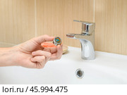 Грязь и накипь на фильтре смесителя воды. Качество водопроводной воды. Стоковое фото, фотограф Никита Бурденков / Фотобанк Лори