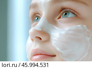 Молодая девушка, нанесение питательного крема на лицо. Концепция ухода за кожей. Стоковое AI-изображение, AI-художник Щеголева Ольга / Фотобанк Лори
