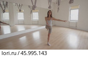 Beautiful woman rehearsing dances in studio. Стоковое видео, видеограф Громов Александр / Фотобанк Лори