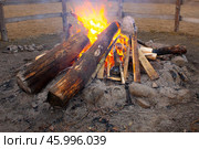 Туристический костер на природе в специально отведенном оборудованном и огороженном месте. Горят дрова на природе. Tourist campfire in nature in a specially designated equipped and fenced place. Стоковое фото, фотограф Volha Zhurauliova / Фотобанк Лори