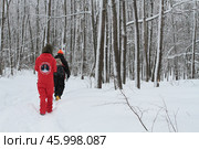Женщина в ярком комбинезоне в заснеженном лесу. Стоковое фото, фотограф Elena Kotova / Фотобанк Лори