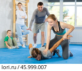 Teen girl in gym perform basic elements of krav maga self-defense system. Стоковое фото, фотограф Яков Филимонов / Фотобанк Лори