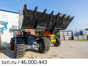 Russia. Samara, August 22, 2024: new construction equipment on the trading platform near the store on a sunny summer day. Text in Russian: gidroremservis. Редакционное фото, фотограф Акиньшин Владимир / Фотобанк Лори