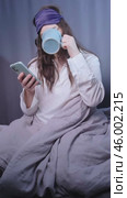 Woman waking up early, drinking coffee, and working on her phone. Boost productivity with to-do lists and task analysis. Стоковое видео, видеограф Svetlana Golovco / Фотобанк Лори