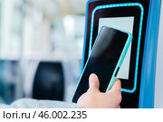 Hand Scanning Smartphone on Contactless Ticket Validator in Public Transport. Стоковое фото, фотограф Raquel Corcoles Mendez / Фотобанк Лори