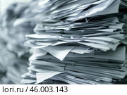 Stack of papers overflowing in a busy office setting. Стоковое AI-изображение, AI-художник Иван Рябоконь / Фотобанк Лори