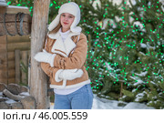 Молодая девушка в дубленке позирует в зимнем парке. Стоковое фото, фотограф Андрей Аркуша / Фотобанк Лори
