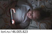 Девочка ночью играет в онлайн-игру на своем смартфоне. Зависимость детей от смартфонов. Зависимость от гаджетов. Стоковое видео, видеограф Терехова Марина / Фотобанк Лори