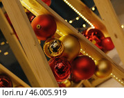 Новогодняя декорация в фойе торгового центра. Стоковое фото, фотограф Ольга Дмитренко / Фотобанк Лори