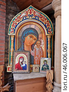 Иконы в зале Иисуса Христа.  Храм Всех религий. Город Казань (2024 год). Редакционное фото, фотограф Александр Тараканов / Фотобанк Лори