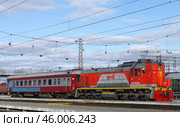 Тепловоз ТЭМ18ДМ-338 со служебным вагоном, станция Шарташ, город Екатеринбург, Свердловская область (2019 год). Редакционное фото, фотограф Алексей Иванов / Фотобанк Лори