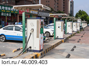 Charging stations for electric vehicles in the Wuhan city, China (2024 год). Редакционное фото, фотограф Кекяляйнен Андрей / Фотобанк Лори