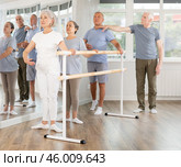 Male choreographer teaches elderly ballet lovers to keep their heads straight during ballet lesson. Стоковое фото, фотограф Яков Филимонов / Фотобанк Лори