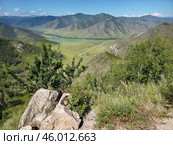 Altai valley and road Chuya Highway from mountain pass Chike-Taman. Large stone in the foreground. Стоковое фото, фотограф Сергей Пристяжнюк (Serg Zastavkin) / Фотобанк Лори