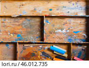 Partitioned wooden shelf. Стоковое фото, фотограф Сергей Толмачёв / Фотобанк Лори