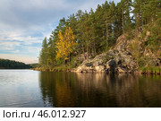 Lake Ladoga near the village Lumivaara on a sunny autumn day, Ladoga skerries, Lakhdenpokhya, Republic of Karelia, Russia. Стоковое фото, фотограф Ula Ulachka / Фотобанк Лори
