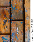 Partitioned wooden shelf. Стоковое фото, фотограф Сергей Толмачёв / Фотобанк Лори