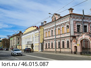 Улица Габдуллы Тукая, дома 73 и 75. Город Казань. Республика Татарстан. Россия (2024 год). Стоковое фото, фотограф Александр Тараканов / Фотобанк Лори