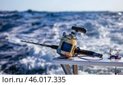 Спиннинговое удилище и морская катушка для спортивной ловли троллингом в рабочем положении. Стоковое фото, фотограф Олег Елагин / Фотобанк Лори