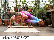 Стойка на руках в йоге. Стоковое фото, фотограф Elena Kotova / Фотобанк Лори