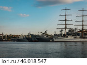 Вид с моря на корабли в бухте Севастополя (2021 год). Стоковое фото, фотограф Юлия Юриева / Фотобанк Лори