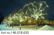 Petrozavodsk, Karelia, Russia, January 14, 2025: Vladimir Ilyich Lenin Square, center. Winter garlands and Christmas decorations, festive decor. Cozy spaces, magical atmosphere during holiday season. Редакционное видео, видеограф Юлия Петровская / Фотобанк Лори
