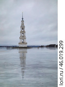 Углическое водохранилище. Колокольня Никольского собора отражается в воде, покрывающей лед. Зимний январский вечер. Город Калязин, Россия. Стоковое фото, фотограф Наталья Николаева / Фотобанк Лори