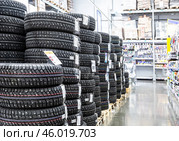 Зимние шины для автомобилей выставлены на продажу в сетевом гипермаркете. Новые шипованные шины на продажу (2023 год). Редакционное фото, фотограф FotograFF / Фотобанк Лори