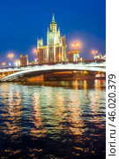 A high-rise building on Kotelnicheskaya embankment and Bolshoy Ustinsky bridge at night. Moscow (2010 год). Стоковое фото, фотограф Константин Лабунский / Фотобанк Лори