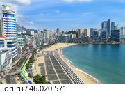Gwangalli Beach in Busan, Korea. Пляж Кваналли в Пусане во время подготовки к фестивалю фейерверков (2019 год). Стоковое фото, фотограф Римма Тельнова / Фотобанк Лори
