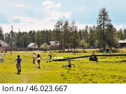 Сельская местность. Детство, улица, летние школьные каникулы, пешеходный мостик... Поселок Оймякон в Якутии ( Республика САХА ), Полюс Холода (2010 год). Редакционное фото, фотограф Павел Просянов / Фотобанк Лори