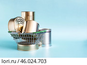 Консервные банки с различными продуктами крупным планом на цветном фоне. Продукты длительного хранения. Стоковое фото, фотограф Лозовая Людмила / Фотобанк Лори