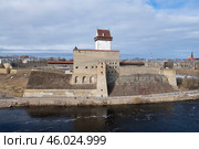 Старинный замок Германа в мартовском пейзаже. Нарва, Эстония (2024 год). Стоковое фото, фотограф Виктор Карасев / Фотобанк Лори