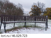 Полукруглая скамейка в парке. Стоковое фото, фотограф Анна Рогалева / Фотобанк Лори