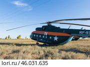 Пассажирские учебные вертолёты Ми-8 на аэродроме в степи. Волгоградская область, Россия (2021 год). Редакционное фото, фотограф Андрей Цыганков / Фотобанк Лори