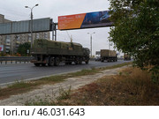 Военные грузовики КАМАЗ возвращаются с учений, движутся по улице города. Волгоград, 3-я Продольная улица, Россия. (2020 год). Редакционное фото, фотограф Андрей Цыганков / Фотобанк Лори