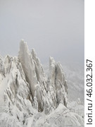 Заснеженные скалы в зимнем пейзаже. Редакционное фото, фотограф Антон Марунько / Фотобанк Лори