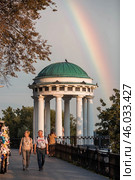 Russia, Yaroslavl, September 10, 2024. Gazebo rotunda and rainbow in the sky on the Volga embankment, Golden Ring. Редакционное фото, фотограф Photojuli / Фотобанк Лори