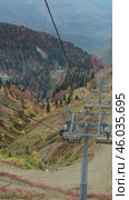 Vertical video of an autumn mountain landscape, taken from the cabin of a ski lift. Вертикальное видео осеннего горного пейзажа, снятое из кабины горнолыжного подъемника. Редакционное видео, видеограф Валерий Тесаков / Фотобанк Лори