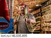 Istanbul, Turkey, 13 May 2018, Seller sells traditional Turkish ice cream. Редакционное фото, фотограф Spirit River / Фотобанк Лори