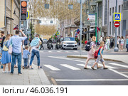 Пешеходы и мотоциклисты в центре мегаполиса (2022 год). Редакционное фото, фотограф Юрий Шурчков / Фотобанк Лори