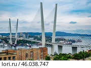 Golden cable stayed bridge spanning zolotoy rog bay, linking vladivostok's city center with churkin peninsula in russia's far east. Стоковое фото, фотограф Mikhail Davidovich / Фотобанк Лори