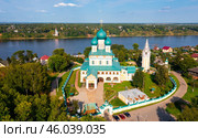Drone view of the Resurrection Cathedral and residential areas in the city of Tutaev. Стоковое фото, фотограф Яков Филимонов / Фотобанк Лори
