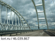 Фрагмент Крымского моста под грозовым небом. Керченский пролив (2024 год). Стоковое фото, фотограф Анна Карасева / Фотобанк Лори